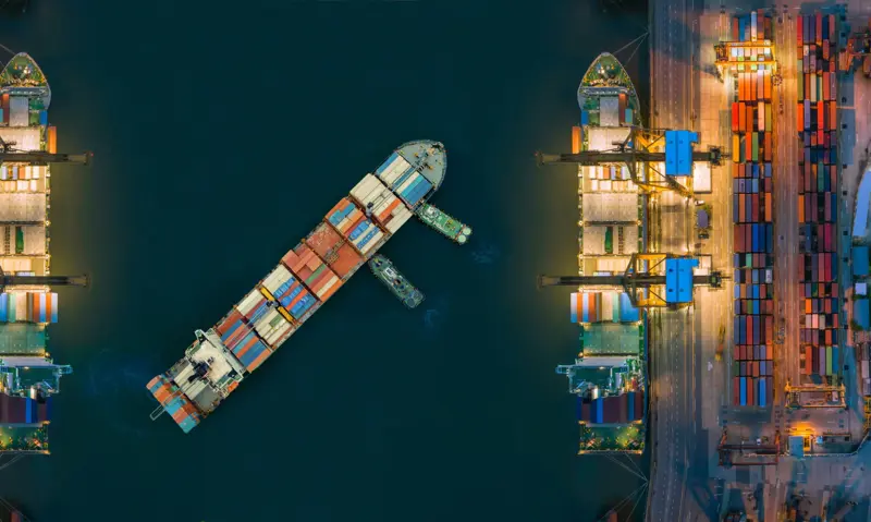 Containerskib i havn