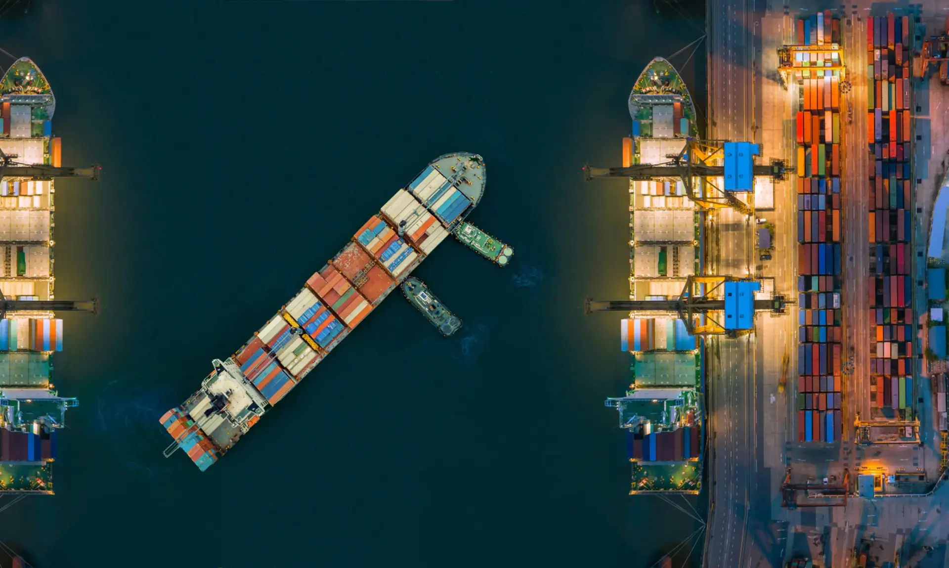Containerskib i havn