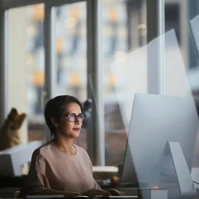 Kvinde foran computer