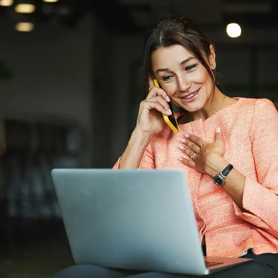 Smilende kvinde i telefon